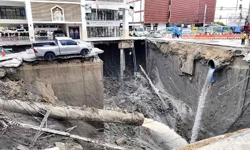 ಬ್ಯಾಂಕಾಕ್ |ದಿಢೀರ್‌ ಕುಸಿದ ರಸ್ತೆ; 50 ಅಡಿ ಆಳಕ್ಕೆ ಬಿದ್ದ ಕಾರುಗಳು!