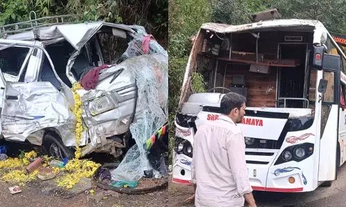 ಮಡಿಕೇರಿ | ಓಮ್ನಿಗೆ ಬಸ್ ಢಿಕ್ಕಿ : ನಾಲ್ವರಿಗೆ ಗಂಭೀರ ಗಾಯ