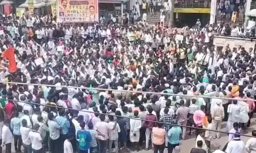 ಹೊಸಪೇಟೆ | ಎಸ್‌ಟಿಗೆ ಕುರುಬ ಸಮಾಜ ಸೇರ್ಪಡೆ ವಿರೋಧಿಸಿ ವಾಲ್ಮೀಕಿ ಸಮುದಾಯದಿಂದ ಪ್ರತಿಭಟನೆ