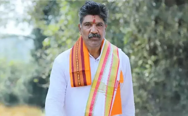 ಅಕ್ರಮ ಶಸ್ತ್ರಾಸ್ತ್ರ ಹೊಂದಿರುವ ಪ್ರಕರಣ; ವಿಚಾರಣೆಗೆ ಹಾಜರಾಗುವಂತೆ ತಿಮರೋಡಿ ಮನೆಗೆ ಮೂರನೇ ನೋಟಿಸ್ ಅಂಟಿಸಿದ ಪೊಲೀಸರು ಅಕ್ರಮ ಶಸ್ತ್ರಾಸ್ತ್ರ ಹೊಂದಿರುವ ಪ್ರಕರಣ; ವಿಚಾರಣೆಗೆ ಹಾಜರಾಗುವಂತೆ ತಿಮರೋಡಿ ಮನೆಗೆ ಮೂರನೇ ನೋಟಿಸ್ ಅಂಟಿಸಿದ ಪೊಲೀಸರು