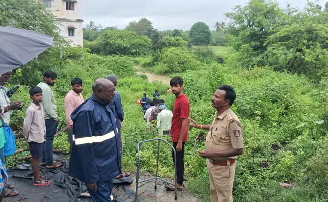 ಕಲಬುರಗಿ | ಕಾಲು ಜಾರಿ ಹಳಕ್ಕೆ ಬಿದ್ದ ವೃದ್ಧೆಯ ಮೃತದೇಹ ಪತ್ತೆ ಕಲಬುರಗಿ | ಕಾಲು ಜಾರಿ ಹಳಕ್ಕೆ ಬಿದ್ದ ವೃದ್ಧೆಯ ಮೃತದೇಹ ಪತ್ತೆ