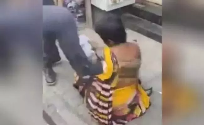 ಬೆಂಗಳೂರು | ಸೀರೆ ಕಳ್ಳತನ ಆರೋಪಿಸಿ ಮಹಿಳೆ ಮೇಲೆ ಹಲ್ಲೆ; ಅಂಗಡಿ ಮಾಲಕ ಸಹಿತ ಇಬ್ಬರ ಬಂಧನ ಬೆಂಗಳೂರು | ಸೀರೆ ಕಳ್ಳತನ ಆರೋಪಿಸಿ ಮಹಿಳೆ ಮೇಲೆ ಹಲ್ಲೆ; ಅಂಗಡಿ ಮಾಲಕ ಸಹಿತ ಇಬ್ಬರ ಬಂಧನ