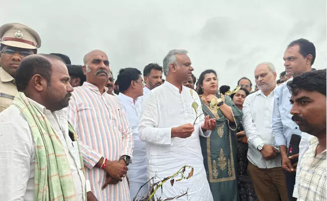 ಕಲಬುರಗಿ | ಪ್ರವಾಹ ಭೀತಿಯ ಭೀಮಾ ನದಿ ತೀರ, ಕಾಳಜಿ ಕೇಂದ್ರಕ್ಕೆ ಸಚಿವ ಪ್ರಿಯಾಂಕ್ ಖರ್ಗೆ ಭೇಟಿ ಕಲಬುರಗಿ | ಪ್ರವಾಹ ಭೀತಿಯ ಭೀಮಾ ನದಿ ತೀರ, ಕಾಳಜಿ ಕೇಂದ್ರಕ್ಕೆ ಸಚಿವ ಪ್ರಿಯಾಂಕ್ ಖರ್ಗೆ ಭೇಟಿ