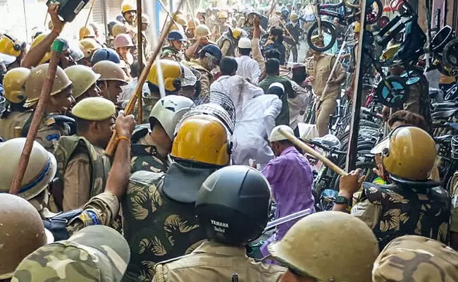 ಉತ್ತರ ಪ್ರದೇಶ | ‘ಐ ಲವ್ ಮುಹಮ್ಮದ್’ ವಿವಾದ: ಶುಕ್ರವಾರದ ಪ್ರಾರ್ಥನೆಯ ನಂತರ ಮಸೀದಿಯ ಹೊರಗೆ ಸ್ಥಳೀಯರು ಮತ್ತು ಪೊಲೀಸರ ನಡುವೆ ಘರ್ಷಣೆ