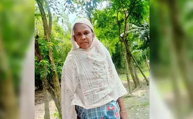 ಅಸ್ಸಾಂ | ಮುಸ್ಲಿಂ ಮಹಿಳೆಯನ್ನು ಬಾಂಗ್ಲಾದೇಶಕ್ಕೆ ಗಡಿಪಾರು; ಆಕೆಯ ಬರುವಿಕೆಗಾಗಿ ಕಾಯುತ್ತಲೇ ಇರುವ ಕುಟುಂಬ ಅಸ್ಸಾಂ | ಮುಸ್ಲಿಂ ಮಹಿಳೆಯನ್ನು ಬಾಂಗ್ಲಾದೇಶಕ್ಕೆ ಗಡಿಪಾರು; ಆಕೆಯ ಬರುವಿಕೆಗಾಗಿ ಕಾಯುತ್ತಲೇ ಇರುವ ಕುಟುಂಬ