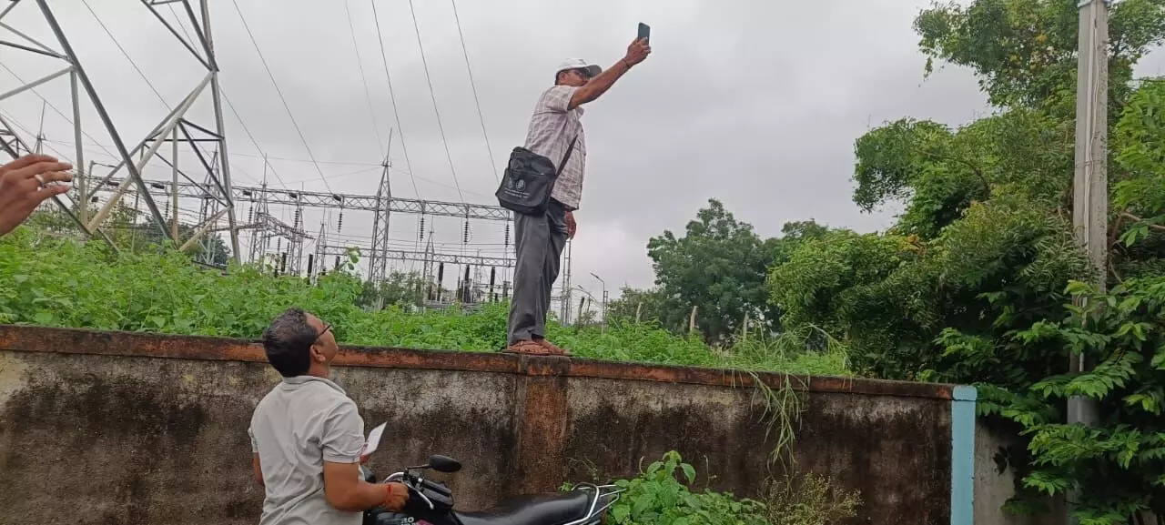 ಕಲಬುರಗಿ | ಸಮೀಕ್ಷೆಗೆ ನೆಟ್ವರ್ಕ್ ಸಮಸ್ಯೆ : ಕಾಂಪೌಂಡ್ ಹತ್ತಿದ ಶಿಕ್ಷಕ ! ಕಲಬುರಗಿ | ಸಮೀಕ್ಷೆಗೆ ನೆಟ್ವರ್ಕ್ ಸಮಸ್ಯೆ : ಕಾಂಪೌಂಡ್ ಹತ್ತಿದ ಶಿಕ್ಷಕ !