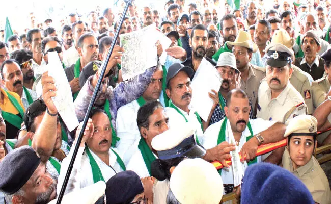 ಕಾಫಿ, ಏಲಕ್ಕಿ ಗಿಡಗಳನ್ನು ನಾಶ ಮಾಡಿದ ಪ್ರಕರಣ; ಮಡಿಕೇರಿ ಅರಣ್ಯ ಭವನಕ್ಕೆ ಬೆಳೆಗಾರರ ಮುತ್ತಿಗೆ