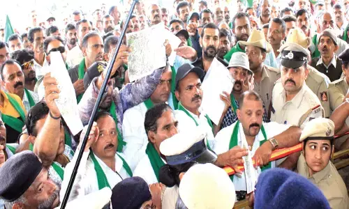 ಕಾಫಿ, ಏಲಕ್ಕಿ ಗಿಡಗಳನ್ನು ನಾಶ ಮಾಡಿದ ಪ್ರಕರಣ; ಮಡಿಕೇರಿ ಅರಣ್ಯ ಭವನಕ್ಕೆ ಬೆಳೆಗಾರರ ಮುತ್ತಿಗೆ