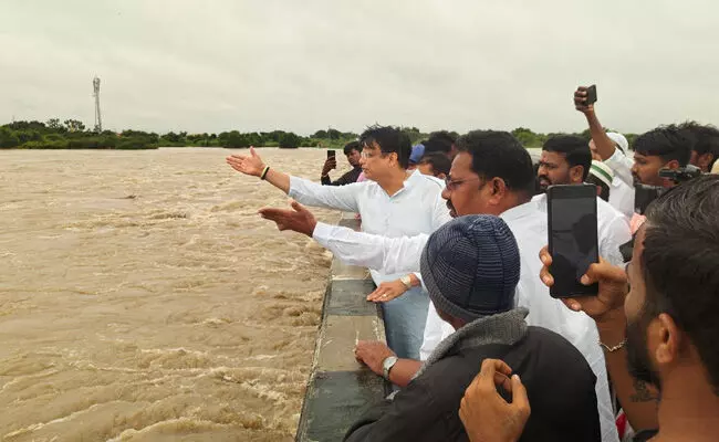 ಜೇವರ್ಗಿಯಲ್ಲಿ ಪ್ರವಾಹ ಪರಿಸ್ಥಿತಿ : ಕಟ್ಟಿ ಸಂಗಾವಿ ಸೇತುವೆ ವೀಕ್ಷಿಸಿದ ಶಾಸಕ ಅಜಯ್ ಸಿಂಗ್ ಜೇವರ್ಗಿಯಲ್ಲಿ ಪ್ರವಾಹ ಪರಿಸ್ಥಿತಿ : ಕಟ್ಟಿ ಸಂಗಾವಿ ಸೇತುವೆ ವೀಕ್ಷಿಸಿದ ಶಾಸಕ ಅಜಯ್ ಸಿಂಗ್