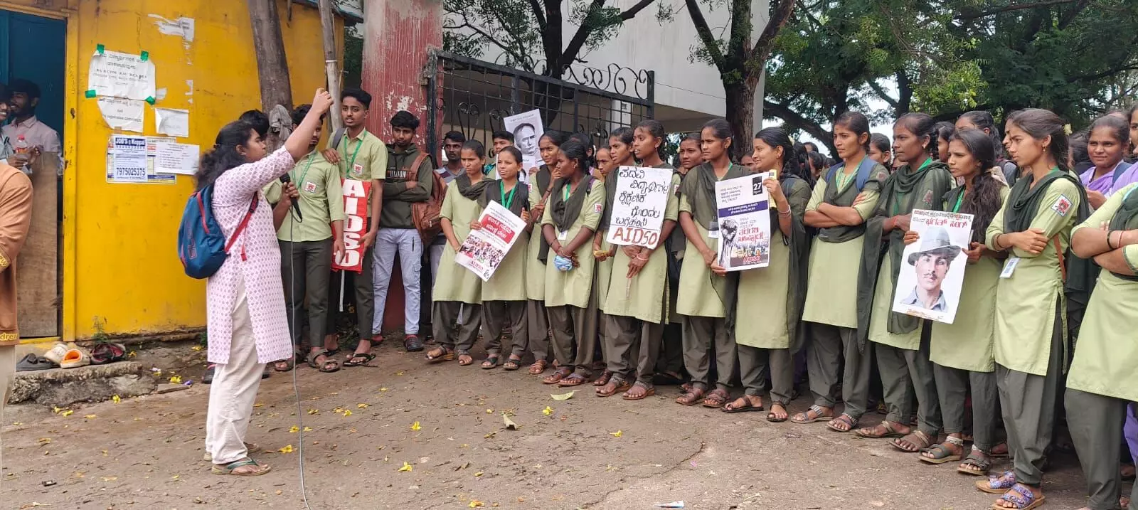 ಕೊಪ್ಪಳ | ಅತಿಥಿ ಉಪನ್ಯಾಸಕರನ್ನು ನೇಮಿಸುವಂತೆ ಆಗ್ರಹಿಸಿ ವಿದ್ಯಾರ್ಥಿಗಳಿಂದ ತರಗತಿ ಬಹಿಷ್ಕರಿಸಿ ಪ್ರತಿಭಟನೆ