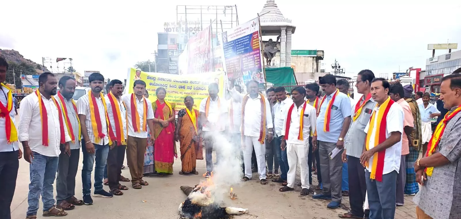 ಕೊಪ್ಪಳ | ಕೇಂದ್ರ ಸರಕಾರದ ಹಿಂದಿ ಸಭೆಯನ್ನು ವಿರೋಧಿಸಿ ಹೋರಾಟ ನಡೆಸಿದ ಬಂಧಿತ ಕಾರ್ಯಕರ್ತರ ಬಿಡುಗಡೆಗೆ ಆಗ್ರಹಿಸಿ ಕರವೇಯಿಂದ ಪ್ರತಿಭಟನೆ