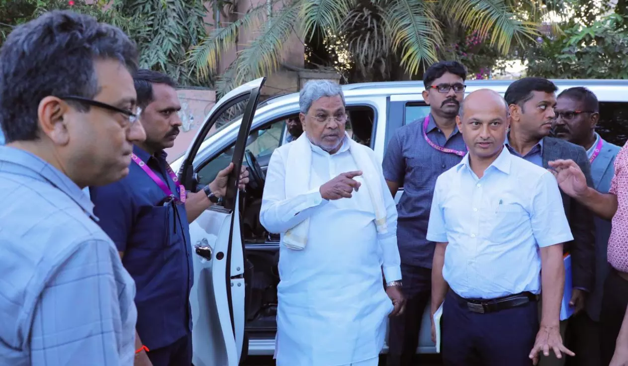 ಬೆಂಗಳೂರಿನ ರಸ್ತೆಗಳನ್ನು ಸಂಚಾರ ಯೋಗ್ಯವಾಗಿಸಲು ತಿಂಗಳ ಕಾಲಾವಕಾಶ : ಅಧಿಕಾರಿಗಳಿಗೆ ಸಿಎಂ ನಿರ್ದೇಶನ ಬೆಂಗಳೂರಿನ ರಸ್ತೆಗಳನ್ನು ಸಂಚಾರ ಯೋಗ್ಯವಾಗಿಸಲು ತಿಂಗಳ ಕಾಲಾವಕಾಶ : ಅಧಿಕಾರಿಗಳಿಗೆ ಸಿಎಂ ನಿರ್ದೇಶನ