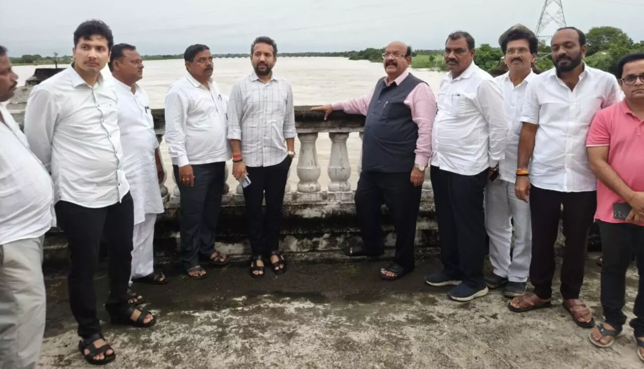 ಕಲಬುರಗಿ | ಪ್ರವಾಹ ಪೀಡಿತ ಗ್ರಾಮಗಳಿಗೆ ಮಾಜಿ ಸಂಸದ ಡಾ.ಉಮೇಶ ಜಾಧವ್ ಭೇಟಿ ಕಲಬುರಗಿ | ಪ್ರವಾಹ ಪೀಡಿತ ಗ್ರಾಮಗಳಿಗೆ ಮಾಜಿ ಸಂಸದ ಡಾ.ಉಮೇಶ ಜಾಧವ್ ಭೇಟಿ