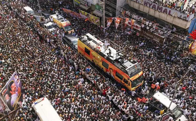 ನಟ ವಿಜಯ್ ರ್ಯಾಲಿಯಲ್ಲಿ ಕಾಲ್ತುಳಿತ: ಕನಿಷ್ಠ 29 ಮೃತ್ಯು, 50ಕ್ಕೂ ಹೆಚ್ಚು ಮಂದಿಗೆ ಗಾಯ ನಟ ವಿಜಯ್ ರ್ಯಾಲಿಯಲ್ಲಿ ಕಾಲ್ತುಳಿತ: ಕನಿಷ್ಠ 29 ಮೃತ್ಯು, 50ಕ್ಕೂ ಹೆಚ್ಚು ಮಂದಿಗೆ ಗಾಯ