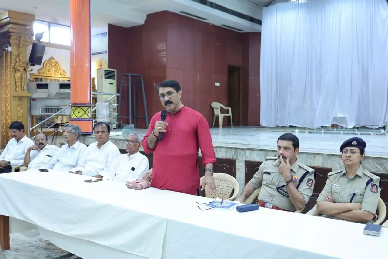 ಮಂಗಳೂರು ದಸರಾ ಮೆರವಣಿಗೆ| ಟ್ಯಾಬ್ಲೋ ಮುಖ್ಯಸ್ಥರು, ಪೊಲೀಸ್ ಅಧಿಕಾರಿಗಳ ಸಭೆ ಮಂಗಳೂರು ದಸರಾ ಮೆರವಣಿಗೆ| ಟ್ಯಾಬ್ಲೋ ಮುಖ್ಯಸ್ಥರು, ಪೊಲೀಸ್ ಅಧಿಕಾರಿಗಳ ಸಭೆ