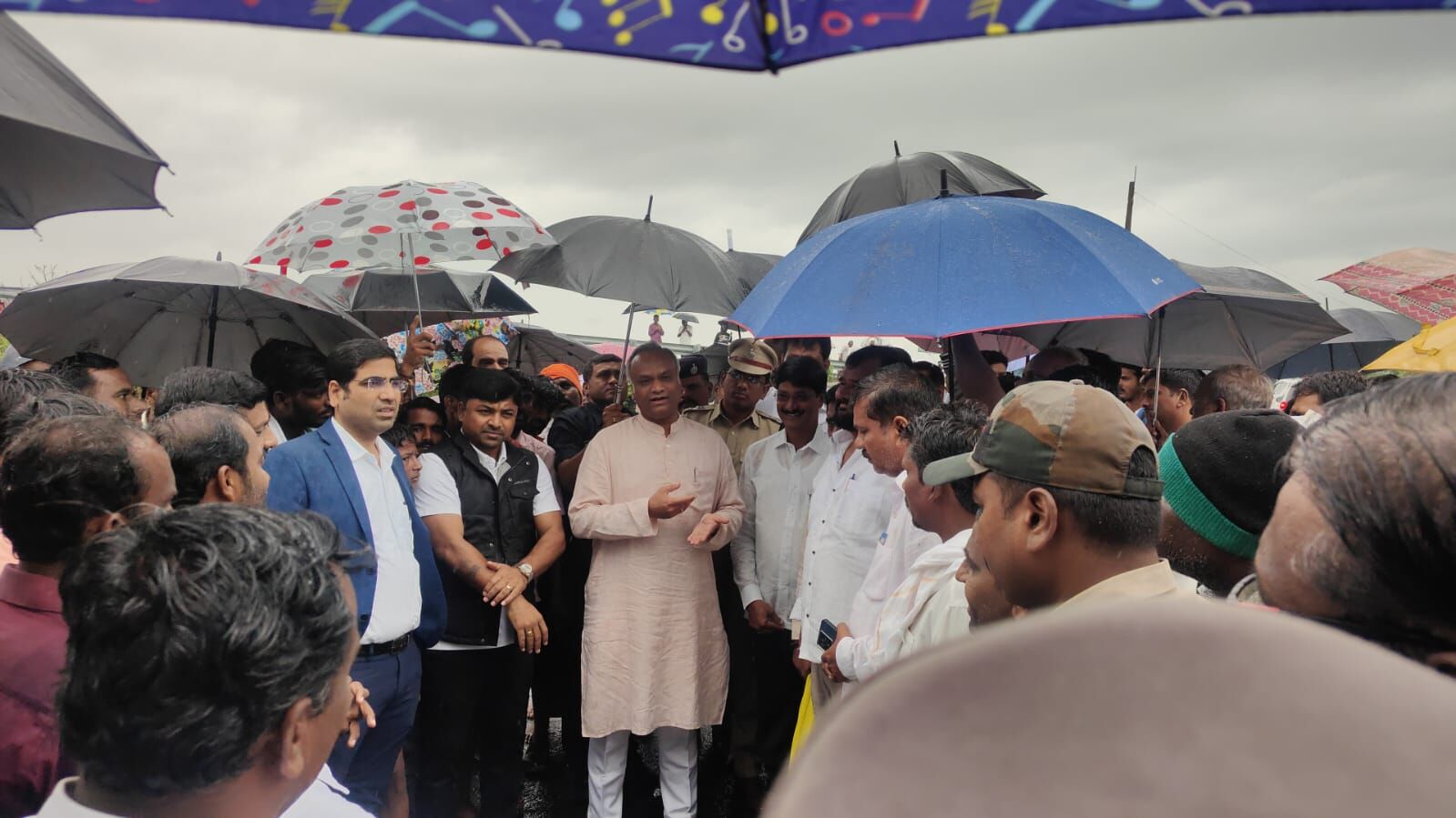 ಕಲಬುರಗಿ: ಮಳೆಯಲ್ಲೂ ಪ್ರವಾಹಪೀಡಿತ ಗ್ರಾಮಗಳಿಗೆ ಸಚಿವ ಪ್ರಿಯಾಂಕ್ ಖರ್ಗೆ ಭೇಟಿ, ಪರಿಶೀಲನೆ