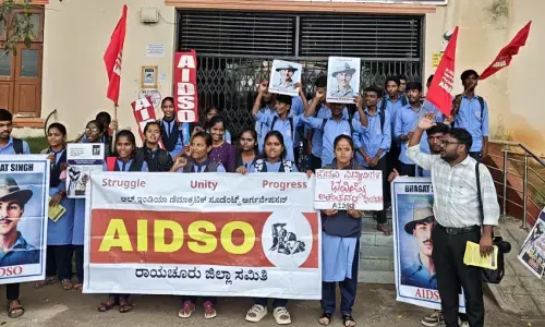 ರಾಯಚೂರು | ಅತಿಥಿ ಉಪನ್ಯಾಸಕರ ನೇಮಕಕ್ಕೆ ಆಗ್ರಹಿಸಿ ವಿದ್ಯಾರ್ಥಿಗಳಿಂದ ತರಗತಿ ಬಹಷ್ಕರಿಸಿ ಪ್ರತಿಭಟನೆ