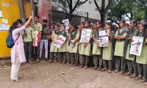 ಕೊಪ್ಪಳ | ಅತಿಥಿ ಉಪನ್ಯಾಸಕರನ್ನು ನೇಮಿಸುವಂತೆ ಆಗ್ರಹಿಸಿ ವಿದ್ಯಾರ್ಥಿಗಳಿಂದ ತರಗತಿ ಬಹಿಷ್ಕರಿಸಿ ಪ್ರತಿಭಟನೆ