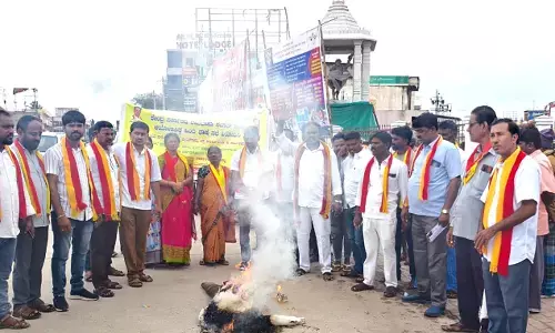 ಕೊಪ್ಪಳ | ಕೇಂದ್ರ ಸರಕಾರದ ಹಿಂದಿ ಸಭೆಯನ್ನು ವಿರೋಧಿಸಿ ಹೋರಾಟ ನಡೆಸಿದ ಬಂಧಿತ ಕಾರ್ಯಕರ್ತರ ಬಿಡುಗಡೆಗೆ ಆಗ್ರಹಿಸಿ ಕರವೇಯಿಂದ ಪ್ರತಿಭಟನೆ