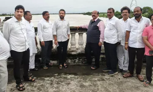 ಕಲಬುರಗಿ | ಪ್ರವಾಹ ಪೀಡಿತ ಗ್ರಾಮಗಳಿಗೆ ಮಾಜಿ ಸಂಸದ ಡಾ.ಉಮೇಶ ಜಾಧವ್ ಭೇಟಿ