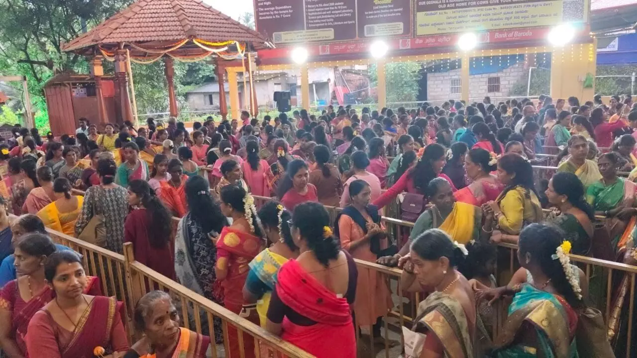 ಕಟೀಲು ದುರ್ಗಾಪರಮೇಶ್ವರಿ ದೇವಸ್ಥಾನದಲ್ಲಿ 25 ಸಾವಿರಕ್ಕೂ ಹೆಚ್ಚು ಮಹಿಳಾ ಭಕ್ತರಿಗೆ ಸೀರೆ ವಿತರಣೆ ಕಟೀಲು ದುರ್ಗಾಪರಮೇಶ್ವರಿ ದೇವಸ್ಥಾನದಲ್ಲಿ 25 ಸಾವಿರಕ್ಕೂ ಹೆಚ್ಚು ಮಹಿಳಾ ಭಕ್ತರಿಗೆ ಸೀರೆ ವಿತರಣೆ