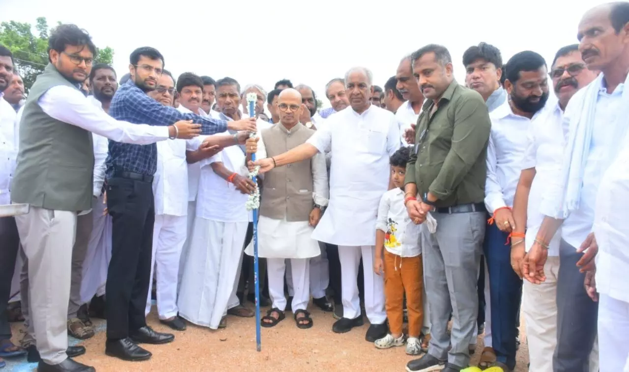 ಮಾನ್ವಿಯಲ್ಲಿ 29 ಕೋಟಿ ರೂ. ವೆಚ್ಚದ ಅಭಿವೃದ್ಧಿ ಕಾಮಗಾರಿಗಳಿಗೆ ಶಂಕುಸ್ಥಾಪನೆ : ಸಚಿವ ಬೋಸರಾಜು ಮಾನ್ವಿಯಲ್ಲಿ 29 ಕೋಟಿ ರೂ. ವೆಚ್ಚದ ಅಭಿವೃದ್ಧಿ ಕಾಮಗಾರಿಗಳಿಗೆ ಶಂಕುಸ್ಥಾಪನೆ : ಸಚಿವ ಬೋಸರಾಜು