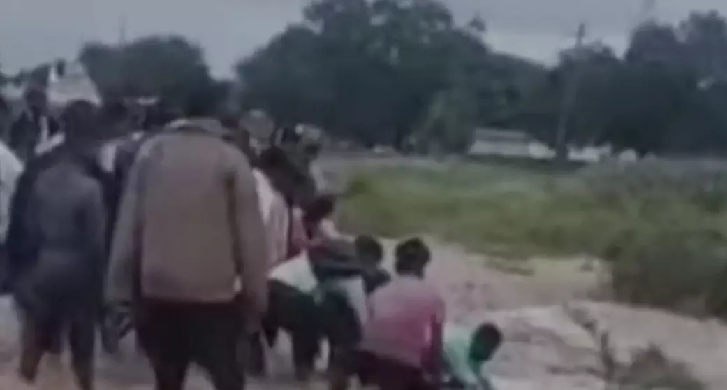 ಬೆಳಗಾವಿ | ನೀರಿನ ರಭಸಕ್ಕೆ ಕೊಚ್ಚಿ ಹೋಗುತ್ತಿದ್ದ ಬೈಕ್ ಸವಾರನ ರಕ್ಷಣೆ