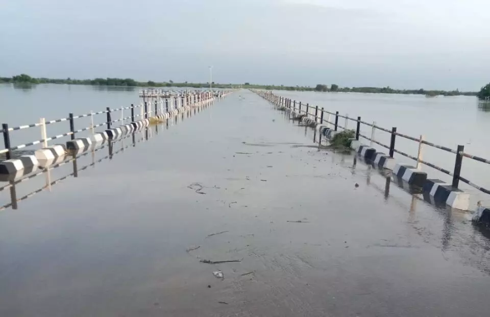 ರಾಯಚೂರು | ಕೃಷ್ಣ, ಭೀಮಾ ನದಿಗಳಲ್ಲಿ ನೀರಿನ ಪ್ರಮಾಣ ಹೆಚ್ಚಳ; ಗುರ್ಜಾಪುರ ಬ್ರಿಜ್ ಕಂ ಬ್ಯಾರೇಜ್ ಸಂಪೂರ್ಣ ಮುಳುಗಡೆ ರಾಯಚೂರು | ಕೃಷ್ಣ, ಭೀಮಾ ನದಿಗಳಲ್ಲಿ ನೀರಿನ ಪ್ರಮಾಣ ಹೆಚ್ಚಳ; ಗುರ್ಜಾಪುರ ಬ್ರಿಜ್ ಕಂ ಬ್ಯಾರೇಜ್ ಸಂಪೂರ್ಣ ಮುಳುಗಡೆ