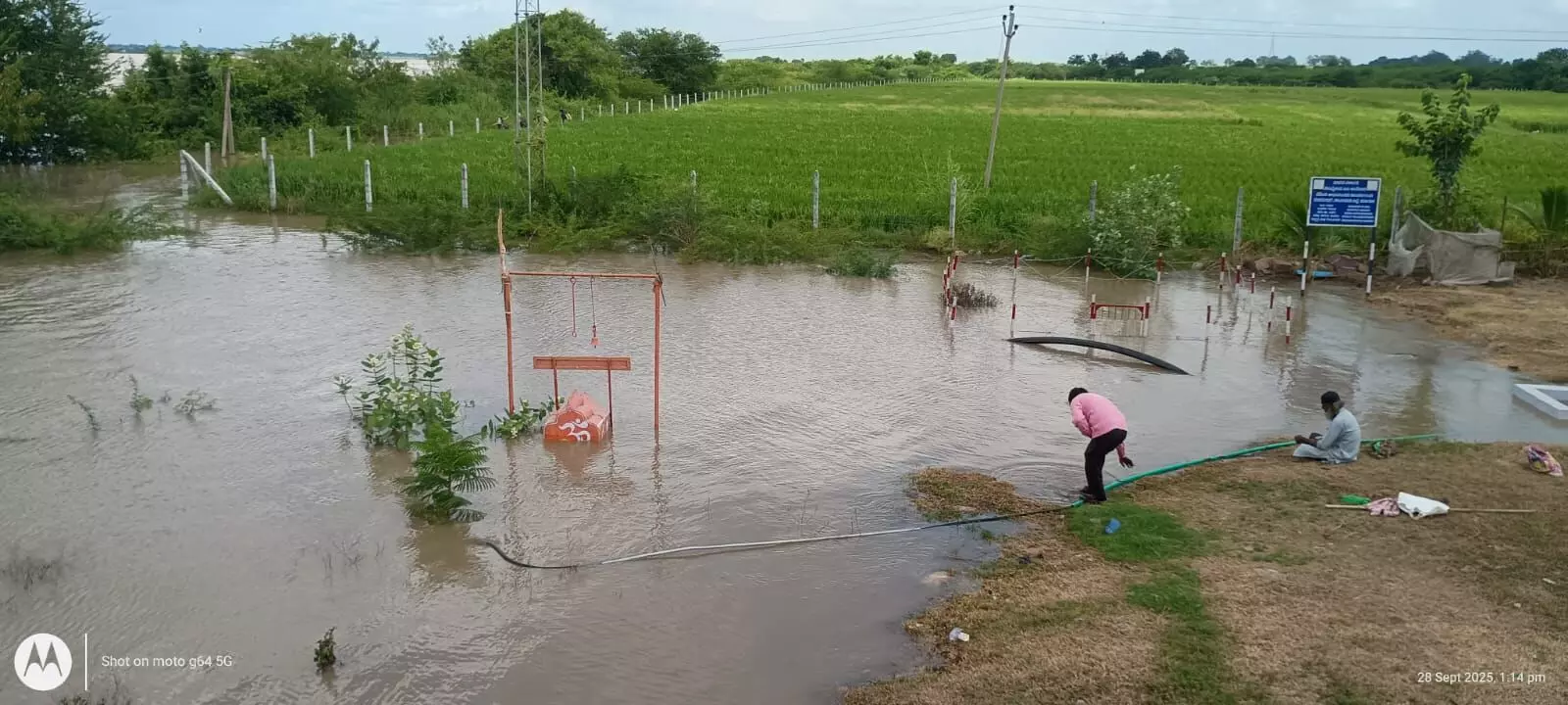 ರಾಯಚೂರು | ಕೃಷ್ಣ, ಭೀಮಾ ನದಿಗಳಲ್ಲಿ ನೀರಿನ ಪ್ರಮಾಣ ಹೆಚ್ಚಳ; ಗುರ್ಜಾಪುರ ಬ್ರಿಜ್ ಕಂ ಬ್ಯಾರೇಜ್ ಸಂಪೂರ್ಣ ಮುಳುಗಡೆ ರಾಯಚೂರು | ಕೃಷ್ಣ, ಭೀಮಾ ನದಿಗಳಲ್ಲಿ ನೀರಿನ ಪ್ರಮಾಣ ಹೆಚ್ಚಳ; ಗುರ್ಜಾಪುರ ಬ್ರಿಜ್ ಕಂ ಬ್ಯಾರೇಜ್ ಸಂಪೂರ್ಣ ಮುಳುಗಡೆ