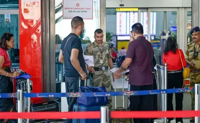 ದಿಲ್ಲಿ ವಿಮಾನ ನಿಲ್ದಾಣಕ್ಕೆ ಬಾಂಬ್ ಬೆದರಿಕೆ : ಪೊಲೀಸರಿಂದ ಪರಿಶೀಲನೆ ದಿಲ್ಲಿ ವಿಮಾನ ನಿಲ್ದಾಣಕ್ಕೆ ಬಾಂಬ್ ಬೆದರಿಕೆ : ಪೊಲೀಸರಿಂದ ಪರಿಶೀಲನೆ