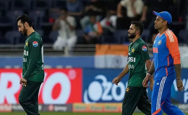 ಏಶ್ಯಕಪ್ ಟ್ರೋಫಿಯೊಂದಿಗೆ ಸಲ್ಮಾನ್ ಅಲಿ, ಸೂರ್ಯಕುಮಾರ್ ಗೈರು