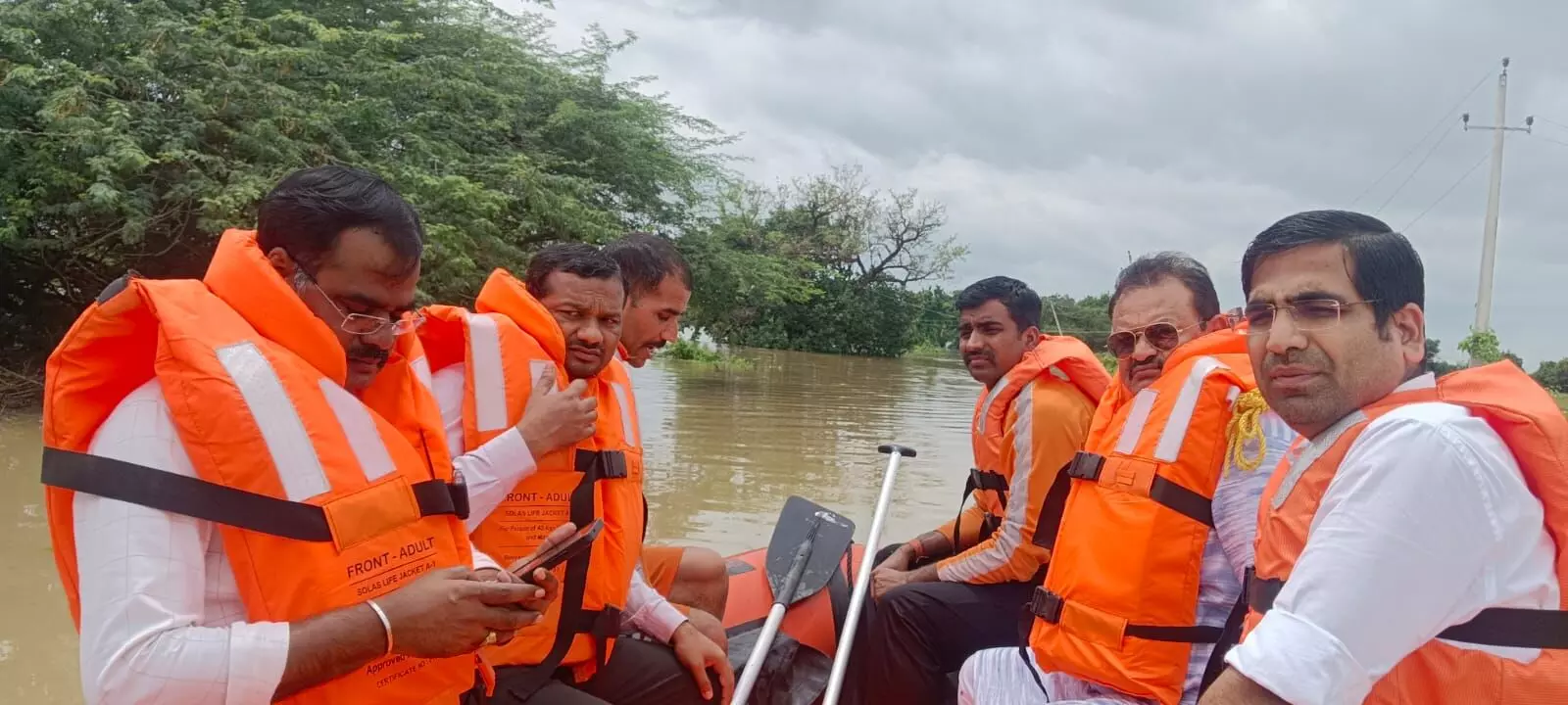 ಚಿತ್ತಾಪುರ| ಪ್ರವಾಹ ಪೀಡಿತ ಪ್ರದೇಶಕ್ಕೆ ಸಿಇಒ ಭಂವರ್ ಸಿಂಗ್ ಮೀನಾ ಭೇಟಿ, ಪರಿಶೀಲನೆ