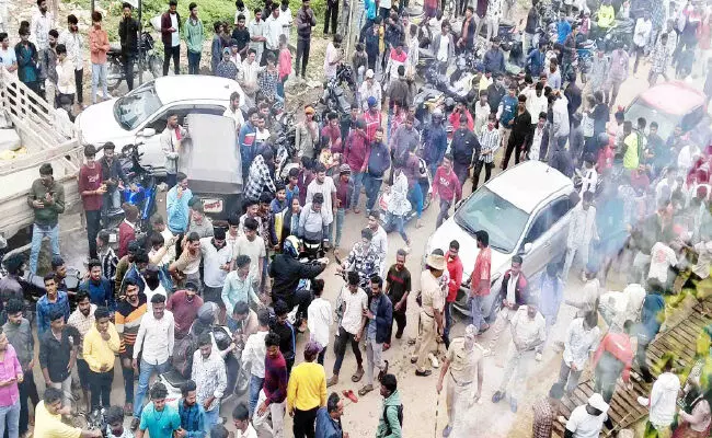 ಹಾಸನ | ಬಟ್ಟೆ ಅಂಗಡಿ ಆಫ‌ರ್ ಗದ್ದಲ; ಜನದಟ್ಟಣೆ ನಿಯಂತ್ರಿಸಲು ಪೊಲೀಸರಿಂದ ಲಾಠಿ ಪ್ರಹಾರ