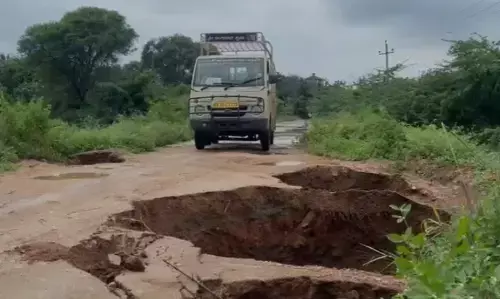 ಸಿರವಾರದ ಎನ್ ಹೊಸೂರು ಸೇತುವೆಯಲ್ಲಿ ಬೃಹತ್‌ ಗುಂಡಿ; ವಾಹನ ಸಂಚಾರಕ್ಕೆ ಸಮಸ್ಯೆ