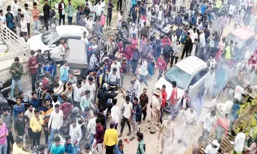 ಹಾಸನ | ಬಟ್ಟೆ ಅಂಗಡಿ ಆಫ‌ರ್ ಗದ್ದಲ; ಜನದಟ್ಟಣೆ ನಿಯಂತ್ರಿಸಲು ಪೊಲೀಸರಿಂದ ಲಾಠಿ ಪ್ರಹಾರ