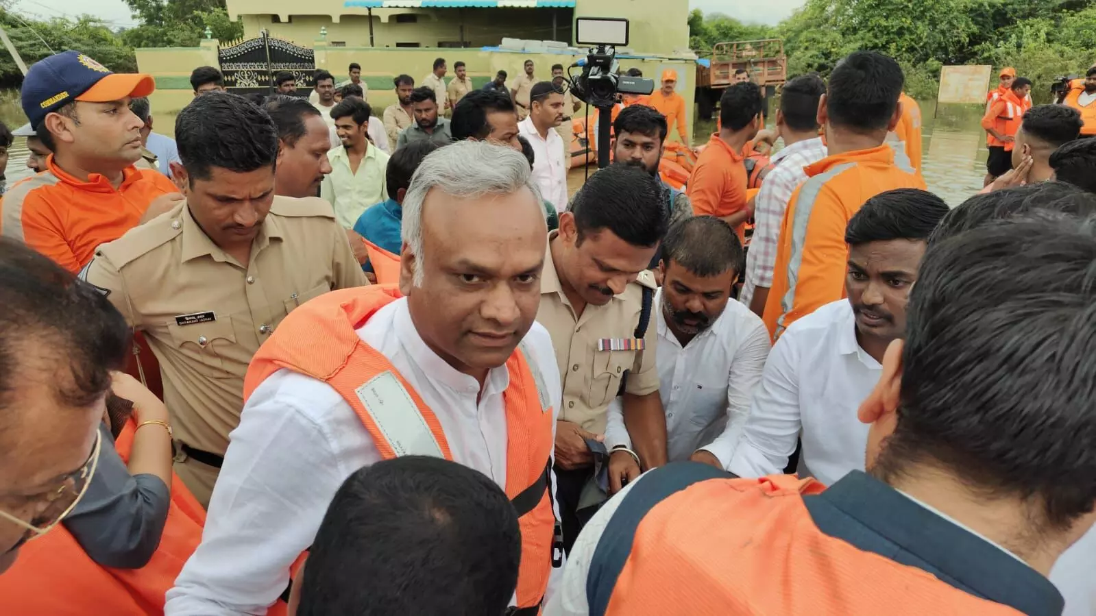 ಕಲಬುರಗಿ| ಪ್ರವಾಹ ಪೀಡಿತ ಕಡಬೂರು ಗ್ರಾಮಕ್ಕೆ ಸಚಿವ ಪ್ರಿಯಾಂಕ್ ಖರ್ಗೆ ಭೇಟಿ