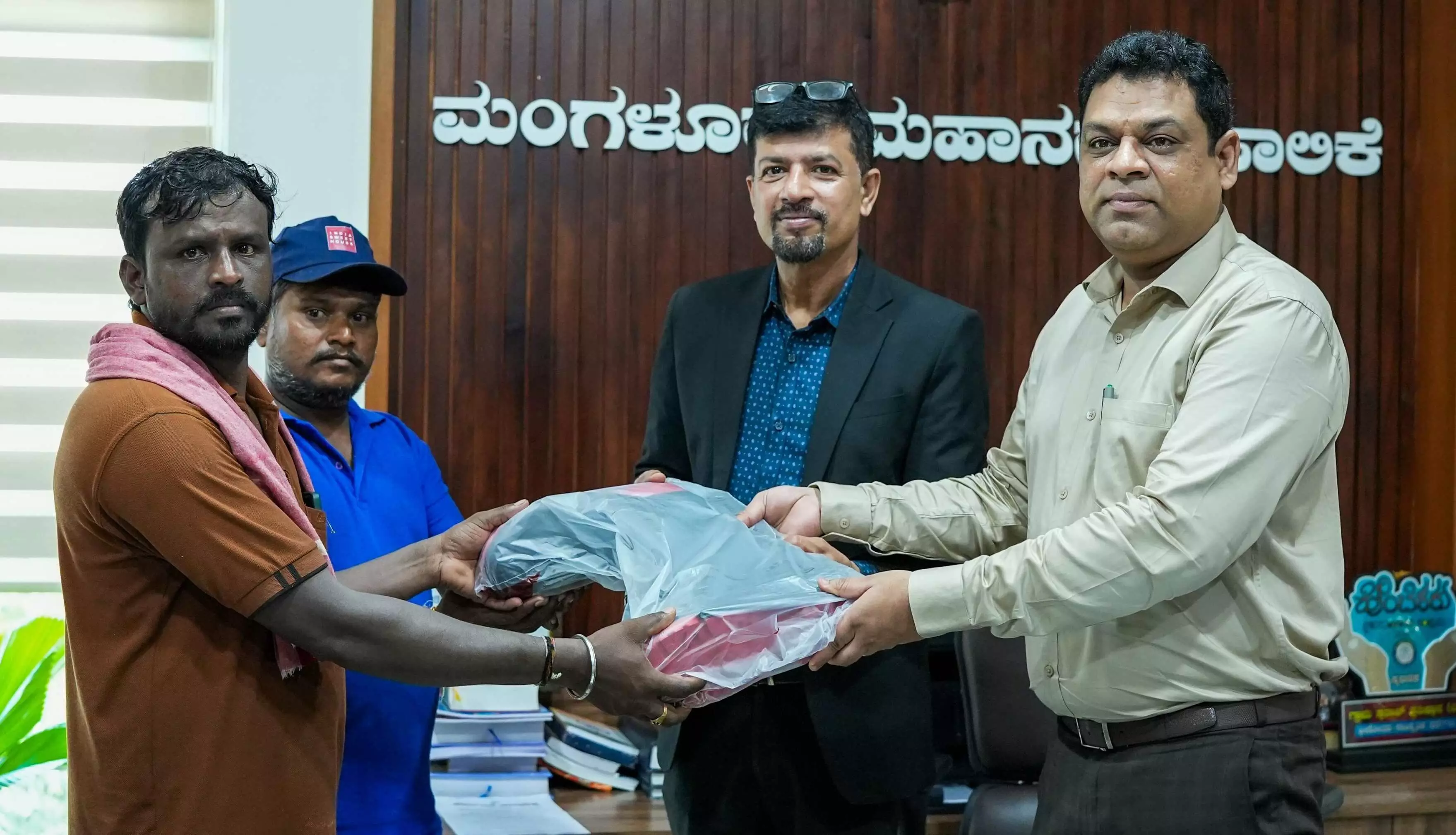 ಮಂಗಳೂರು ನಗರ ಪಾಲಿಕೆಯ ಪೌರ ಕಾರ್ಮಿಕರಿಗೆ ಸುರಕ್ಷತಾ ಪಾದರಕ್ಷೆಗಳ ವಿತರಣೆ ಮಂಗಳೂರು ನಗರ ಪಾಲಿಕೆಯ ಪೌರ ಕಾರ್ಮಿಕರಿಗೆ ಸುರಕ್ಷತಾ ಪಾದರಕ್ಷೆಗಳ ವಿತರಣೆ