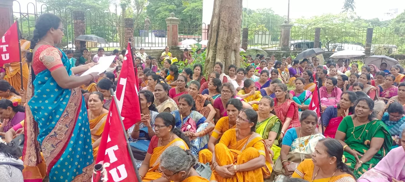 ಅಂಗನವಾಡಿ ನೌಕರರಿಗೆ ಸಮೀಕ್ಷೆಯಿಂದ ರಿಯಾಯಿತಿ ನೀಡಲು ಆಗ್ರಹಿಸಿ ಧರಣಿ ಅಂಗನವಾಡಿ ನೌಕರರಿಗೆ ಸಮೀಕ್ಷೆಯಿಂದ ರಿಯಾಯಿತಿ ನೀಡಲು ಆಗ್ರಹಿಸಿ ಧರಣಿ