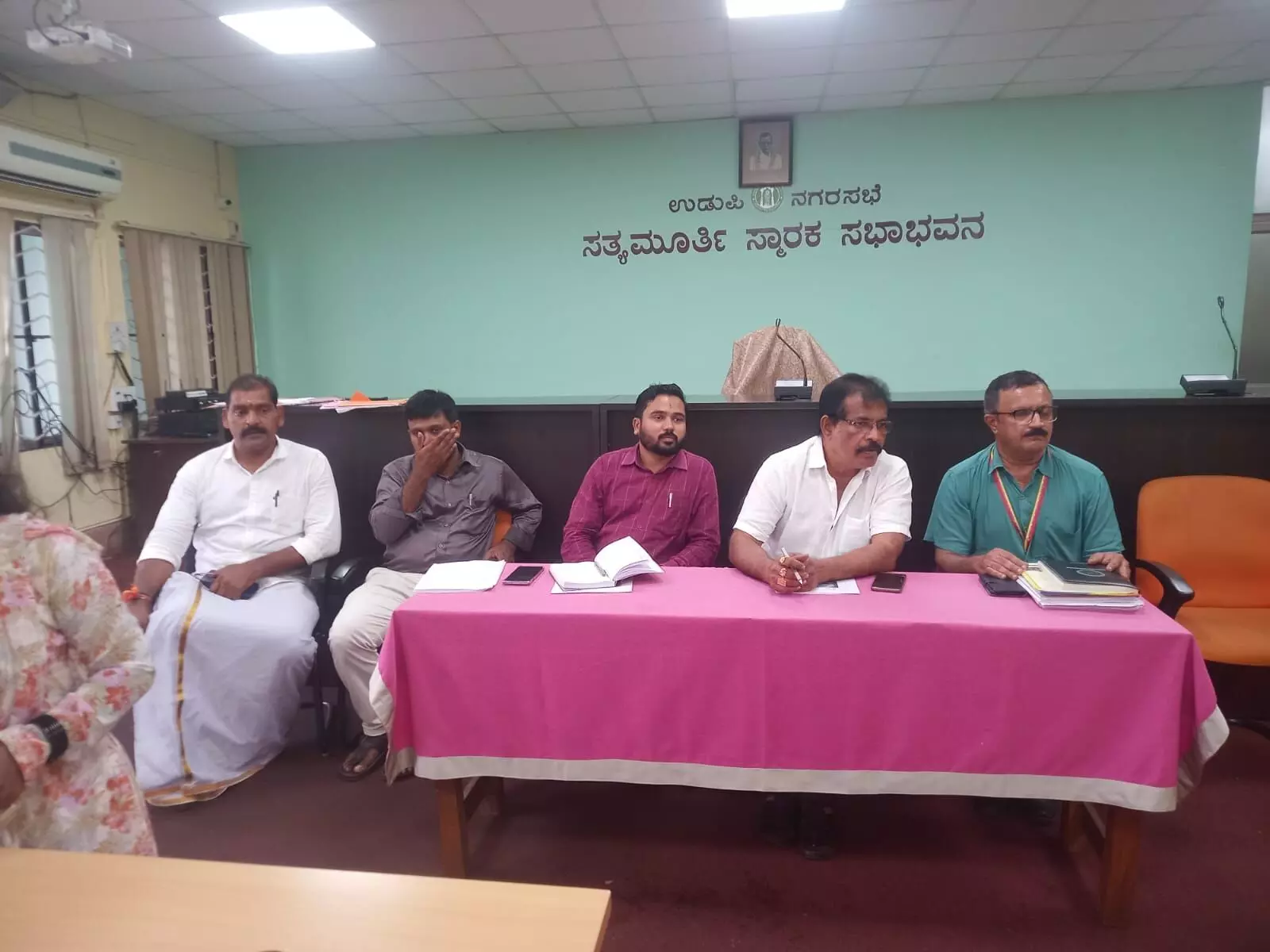 ನಾಯಿಗಳಿಗೆ ಎಲ್ಲೆಂದರಲ್ಲಿ ಆಹಾರ ಹಾಕುವುದು ನಿಷೇಧ: ಪೌರಾಯುಕ್ತ ನಾಯಿಗಳಿಗೆ ಎಲ್ಲೆಂದರಲ್ಲಿ ಆಹಾರ ಹಾಕುವುದು ನಿಷೇಧ: ಪೌರಾಯುಕ್ತ