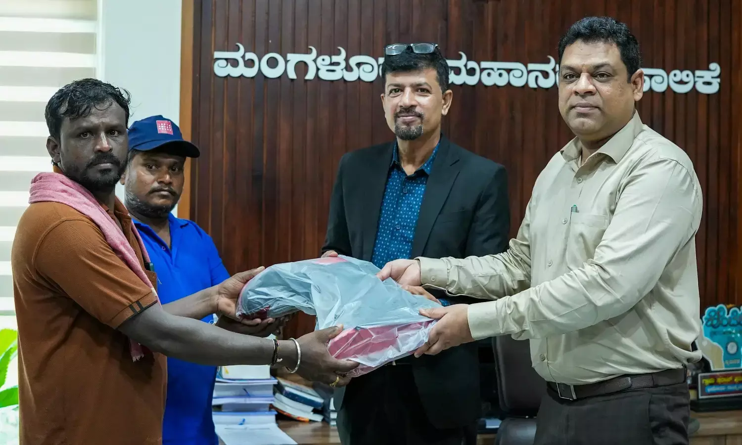 ಮಂಗಳೂರು ನಗರ ಪಾಲಿಕೆಯ ಪೌರ ಕಾರ್ಮಿಕರಿಗೆ ಸುರಕ್ಷತಾ ಪಾದರಕ್ಷೆಗಳ ವಿತರಣೆ