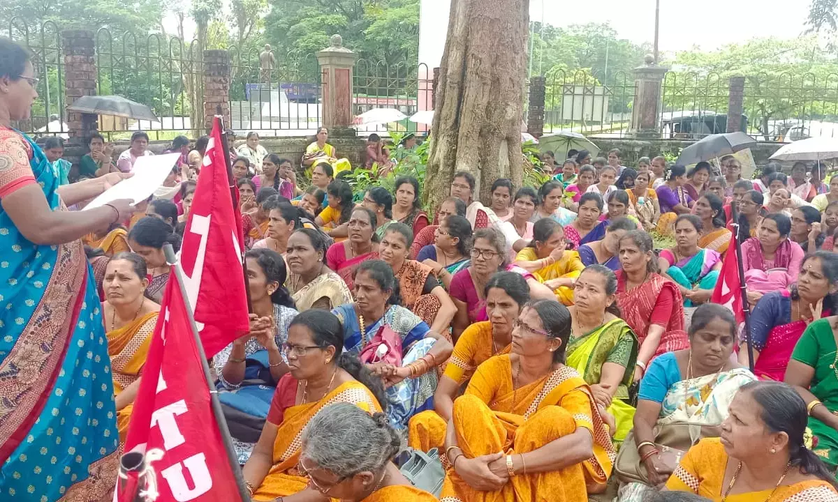 ಅಂಗನವಾಡಿ ನೌಕರರಿಗೆ ಸಮೀಕ್ಷೆಯಿಂದ ರಿಯಾಯಿತಿ ನೀಡಲು ಆಗ್ರಹಿಸಿ ಧರಣಿ