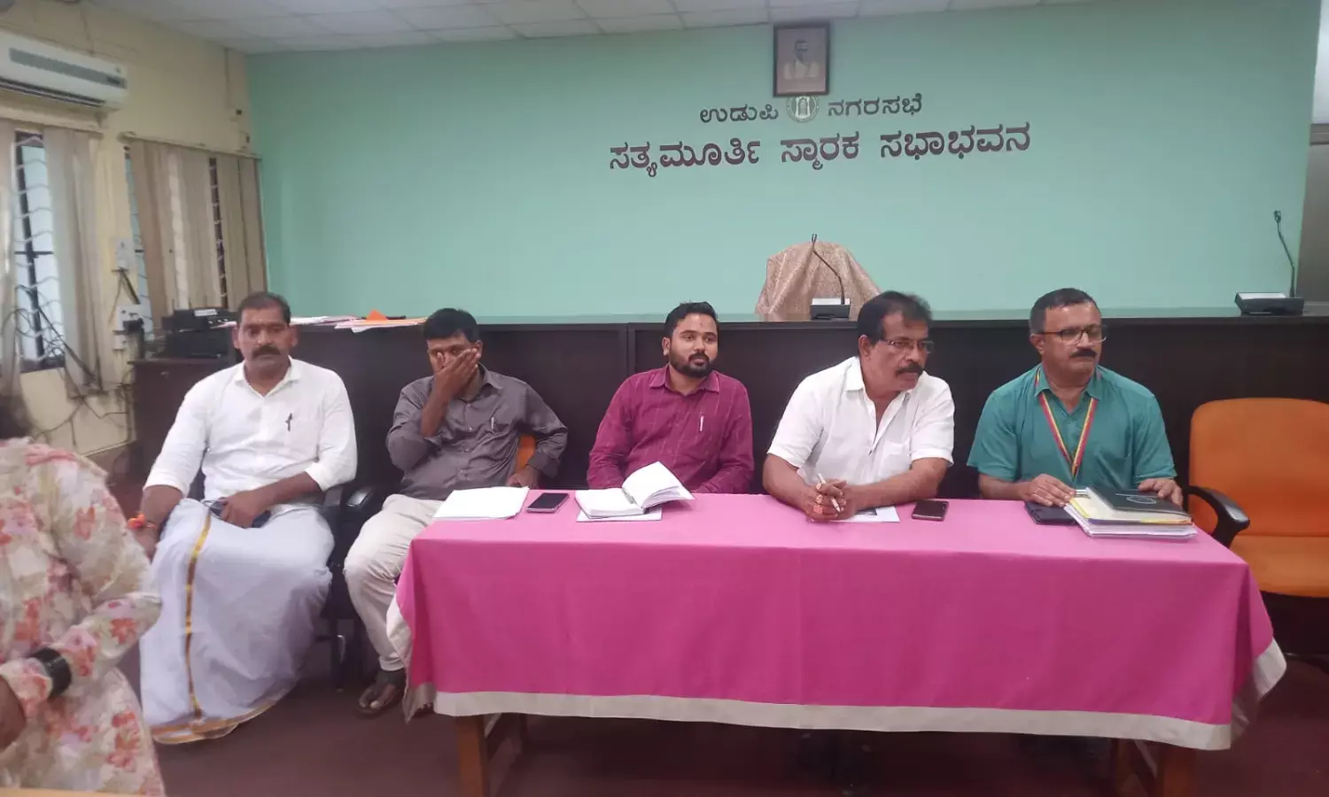 ನಾಯಿಗಳಿಗೆ ಎಲ್ಲೆಂದರಲ್ಲಿ ಆಹಾರ ಹಾಕುವುದು ನಿಷೇಧ: ಪೌರಾಯುಕ್ತ