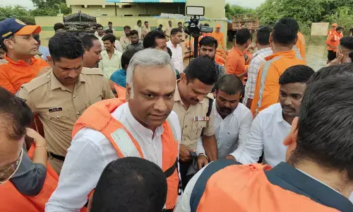 ಕಲಬುರಗಿ| ಪ್ರವಾಹ ಪೀಡಿತ ಕಡಬೂರು ಗ್ರಾಮಕ್ಕೆ ಸಚಿವ ಪ್ರಿಯಾಂಕ್ ಖರ್ಗೆ ಭೇಟಿ