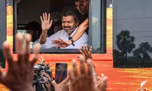 ವಿಜಯ್ ತುಂಬಾ ಹೊತ್ತು ವಾಹನದ ಒಳಗಿದ್ದಾಗ ಜನರು ಚಡಪಡಿಸಿದರು: ಎಫ್‌ಐಆರ್