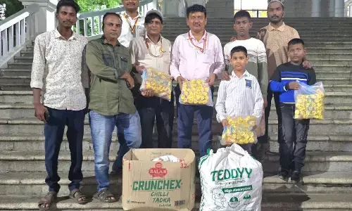 ಕಲಬುರಗಿ| ನೆರೆ ಸಂತ್ರಸ್ತರಿಗೆ ಬಿಸ್ಕಟ್, ಚಿಪ್ಸ್ ನೀಡಿದ ಬಾಲಕರು