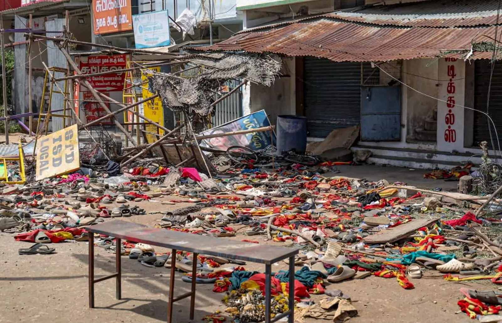 PHOTO | ನಟ ವಿಜಯ್ ರ‍್ಯಾಲಿಯಲ್ಲಿ ಭೀಕರ ಕಾಲ್ತುಳಿತ; ಮಕ್ಕಳ ಸಹಿತ 40ಕ್ಕೂ ಅಧಿಕ ಮಂದಿ ಮೃತ್ಯು