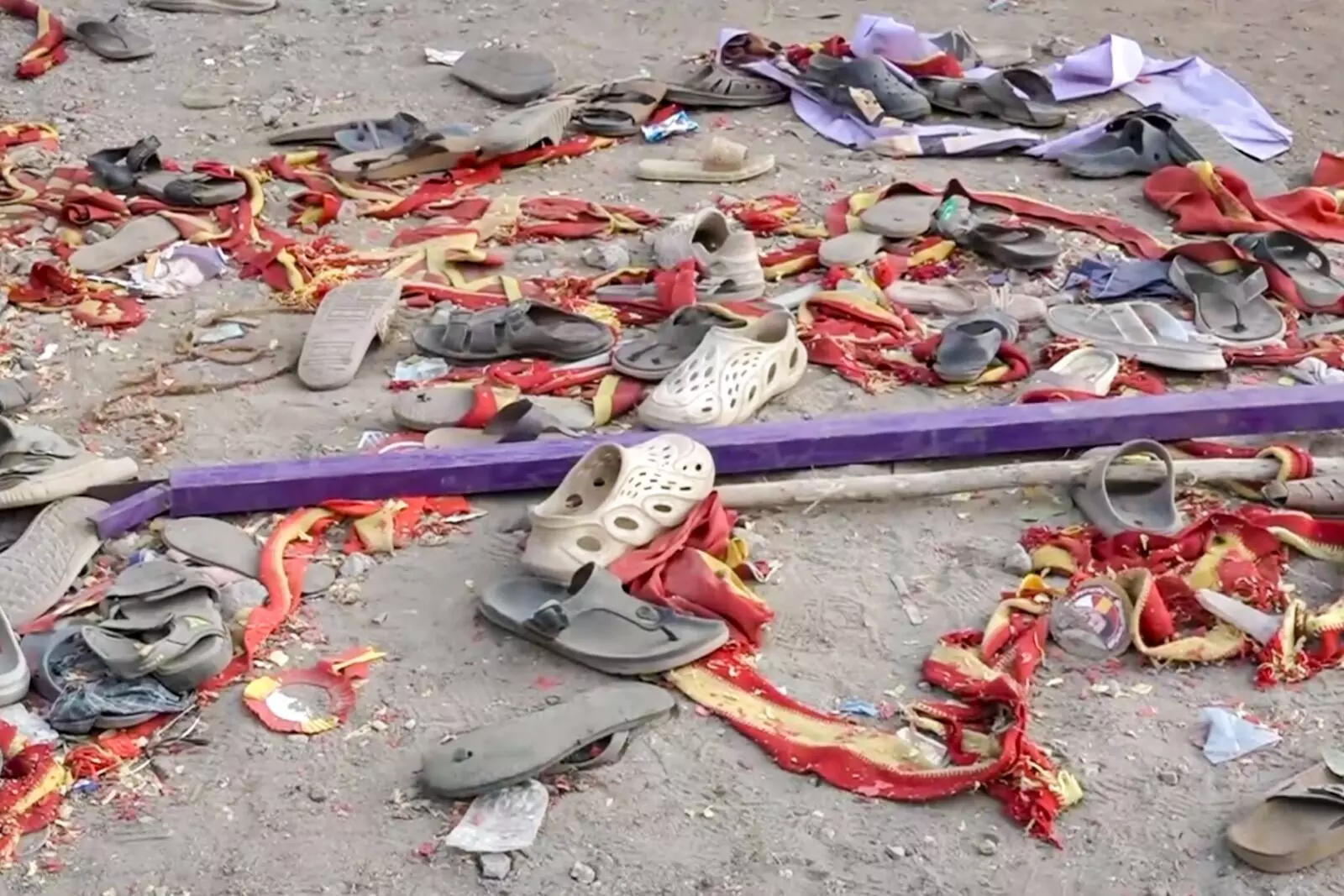 PHOTO | ನಟ ವಿಜಯ್ ರ‍್ಯಾಲಿಯಲ್ಲಿ ಭೀಕರ ಕಾಲ್ತುಳಿತ; ಮಕ್ಕಳ ಸಹಿತ 40ಕ್ಕೂ ಅಧಿಕ ಮಂದಿ ಮೃತ್ಯು