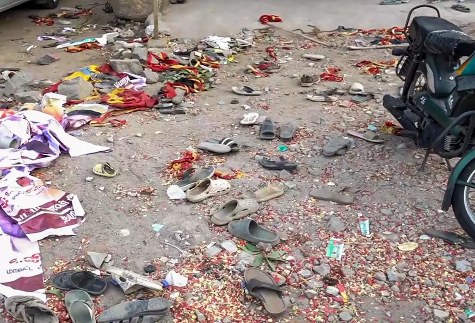 PHOTO | ನಟ ವಿಜಯ್ ರ‍್ಯಾಲಿಯಲ್ಲಿ ಭೀಕರ ಕಾಲ್ತುಳಿತ; ಮಕ್ಕಳ ಸಹಿತ 40ಕ್ಕೂ ಅಧಿಕ ಮಂದಿ ಮೃತ್ಯು