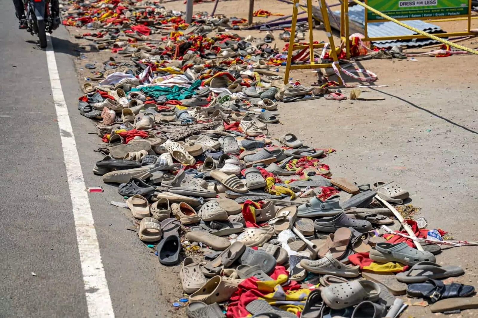 PHOTO | ನಟ ವಿಜಯ್ ರ‍್ಯಾಲಿಯಲ್ಲಿ ಭೀಕರ ಕಾಲ್ತುಳಿತ; ಮಕ್ಕಳ ಸಹಿತ 40ಕ್ಕೂ ಅಧಿಕ ಮಂದಿ ಮೃತ್ಯು