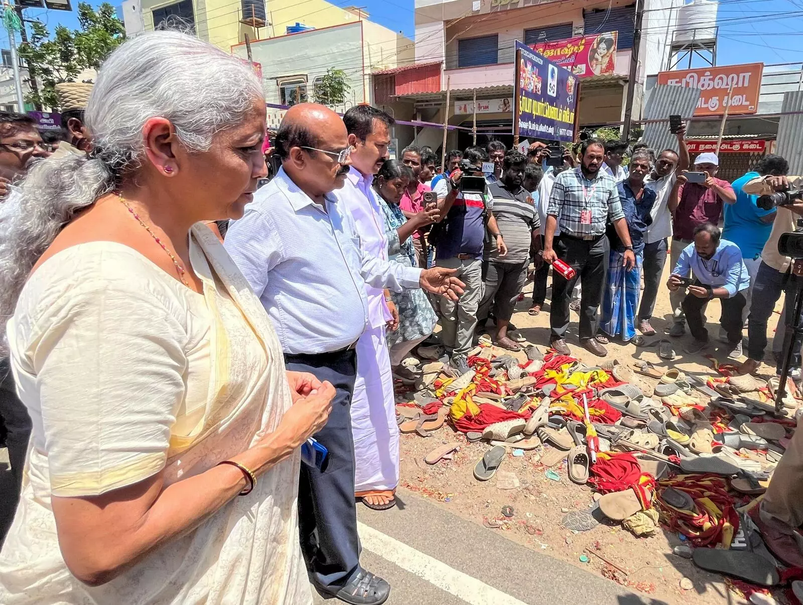PHOTO | ನಟ ವಿಜಯ್ ರ‍್ಯಾಲಿಯಲ್ಲಿ ಭೀಕರ ಕಾಲ್ತುಳಿತ; ಮಕ್ಕಳ ಸಹಿತ 40ಕ್ಕೂ ಅಧಿಕ ಮಂದಿ ಮೃತ್ಯು
